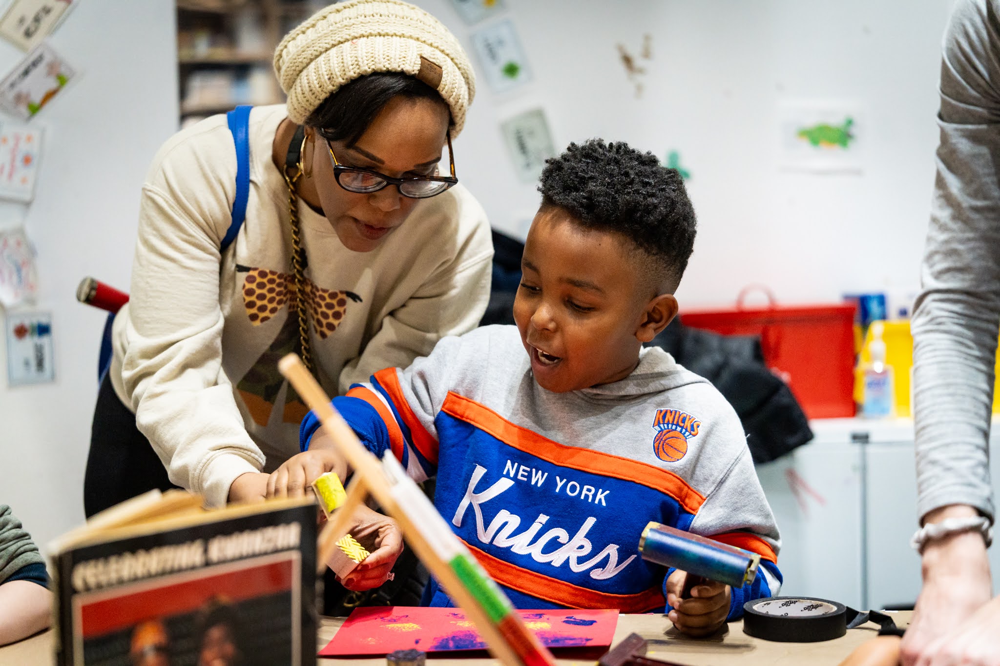 An adult and child look at a craft together. Children's Museum Of Manhattan photos by @StewPhotographyNYC